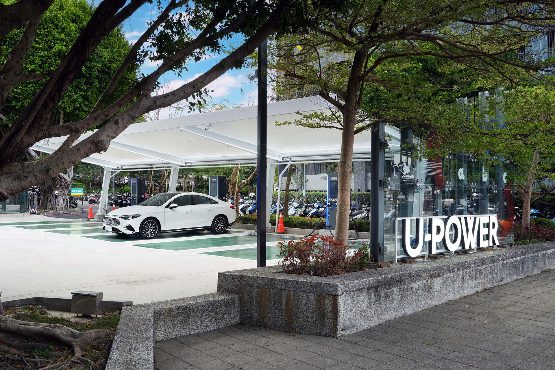 圖5_U-POWER 臺北大同承德站規劃12席充電車位，支援 CCS1 與 CCS2 各 6 席，站點總功率達1,440kW，為都會核心區少見具規模的大型化超高速充電場域